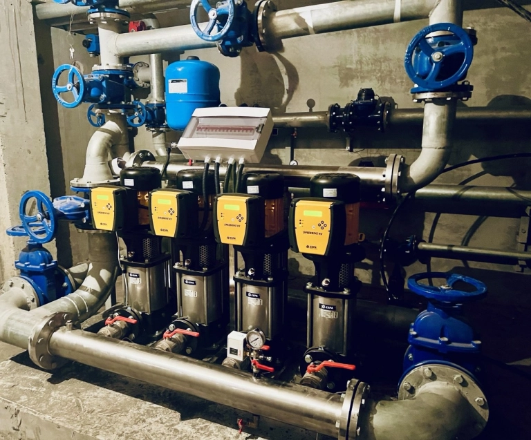 Echipamente de pompare cu module de comandă și manometre